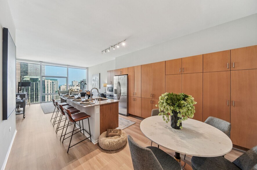 Building Photo - 808 N Lake Shore Dr