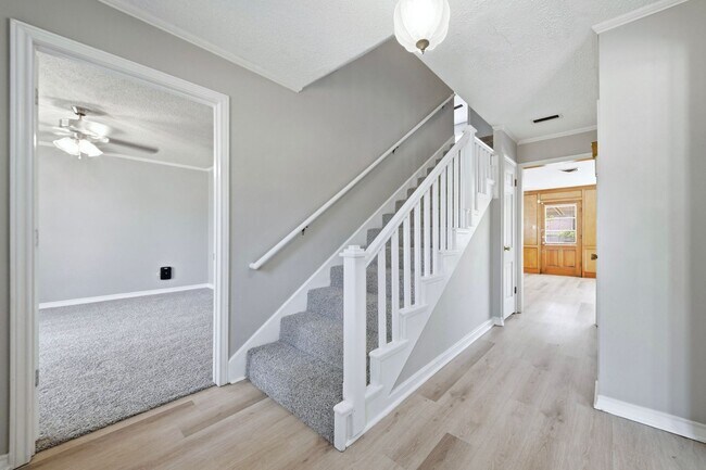 Building Photo - 2508 Memorial Dr