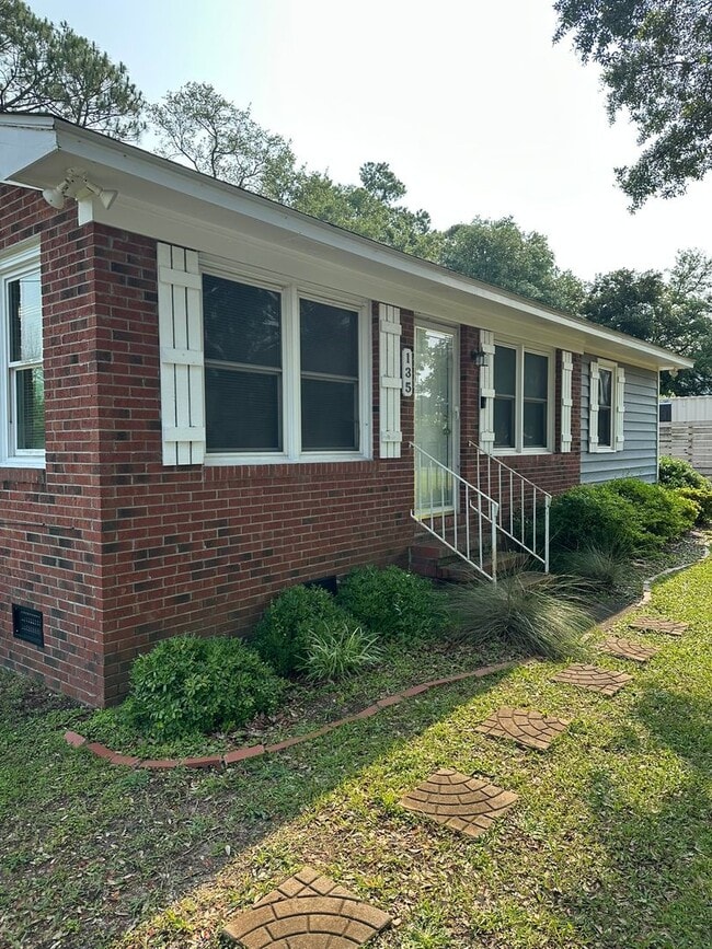 Building Photo - Cute home with great space