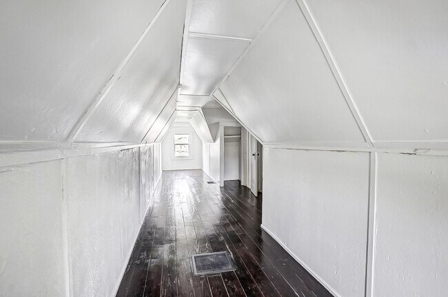 Building Photo - Cozy 3 bedroom w/backyard