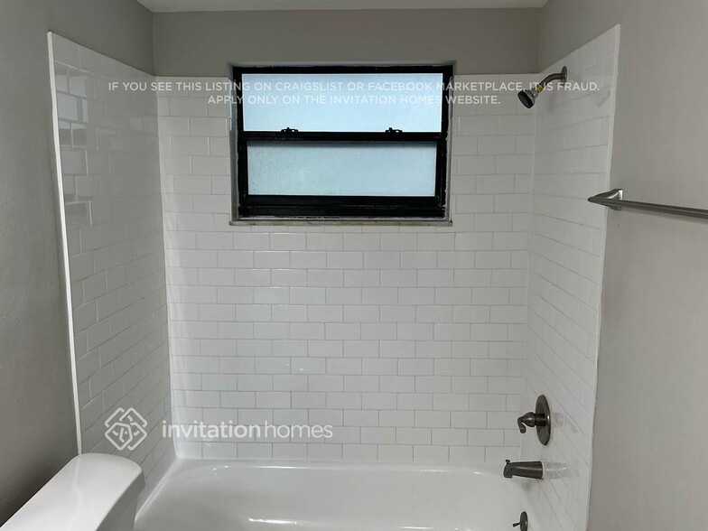 Building Photo - 16033 Villa Dr