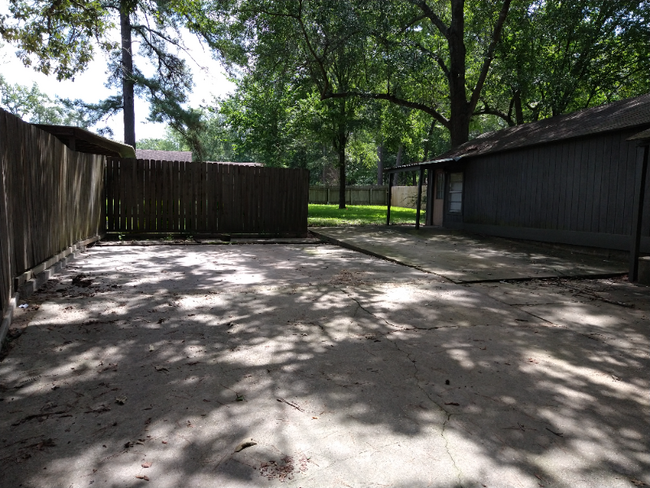 Building Photo - 804 Lazy Ln
