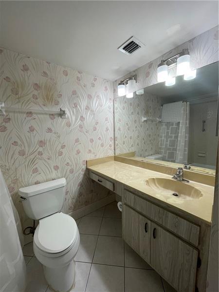 Building Photo - 250 Jacaranda Dr