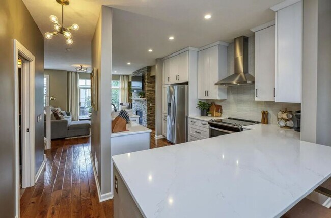 Building Photo - Rare NE Minneapolis Townhome with 2 Stall Garage + Soaking Tub