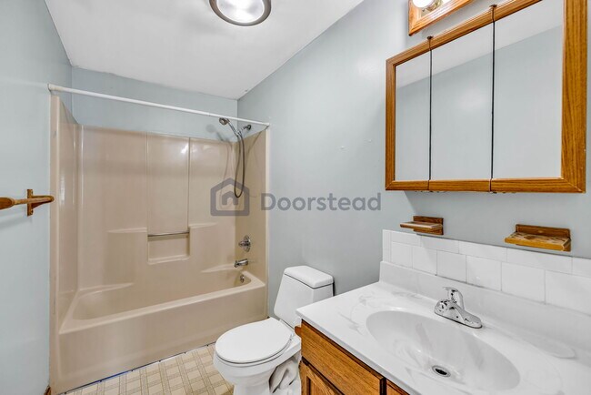 Building Photo - 20 Northwoods Cir