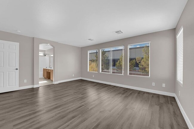 Building Photo - Large 3 bedroom, 2.5 bath house!