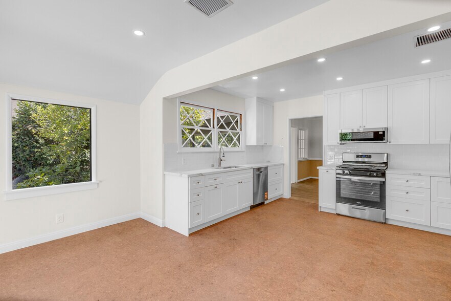 Building Photo - 2151 N Altadena Dr