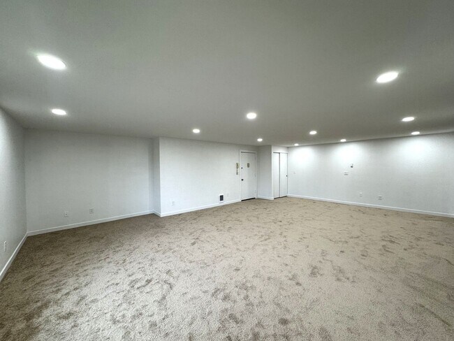 Building Photo - HUGE Three Bedroom with SPECIAL OFFER!!!