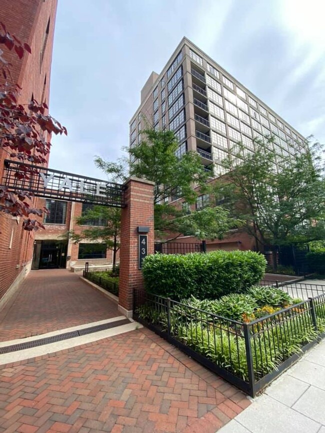 Building Photo - Lovely 1 BR + Den/1 BA Condo in Mount Vern...