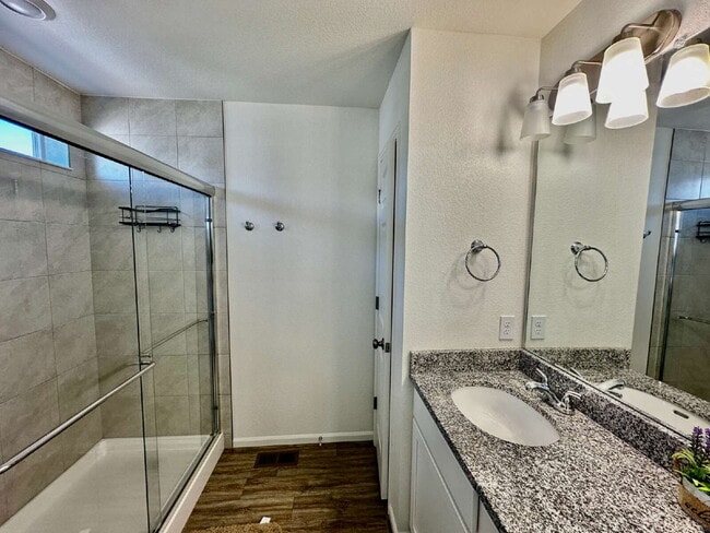 Building Photo - "Charming and spacious 3-Bed Sanctuary with 2.5 Baths the Reunion Community in Commerce City!"