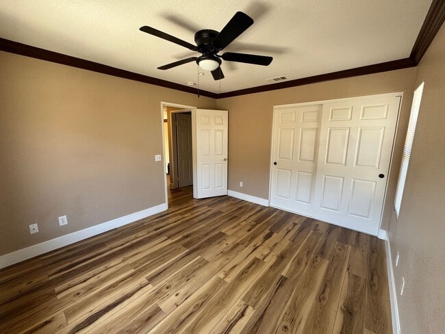 Building Photo - Gorgeous for 4 Bedroom and gated community