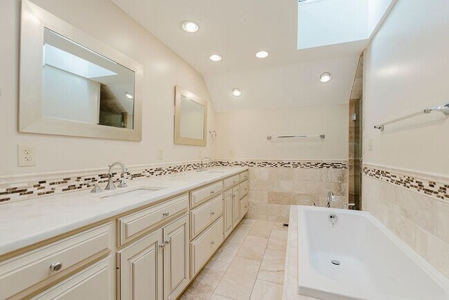 Building Photo - Large Executive Home in Carmel Schools