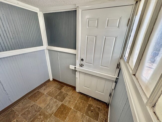 Building Photo - Spacious 2BR + Den with Hardwood Floors