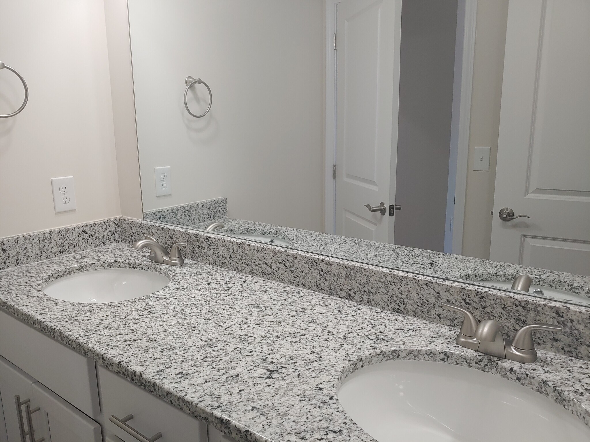 Double vanities - 6138 Warren Newcomb Dr