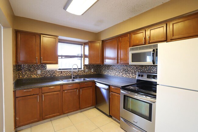 Building Photo - 2303 Seaside Dr