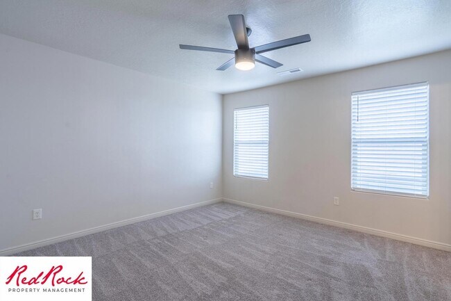 Building Photo - Cozy Townhome with Community Pool