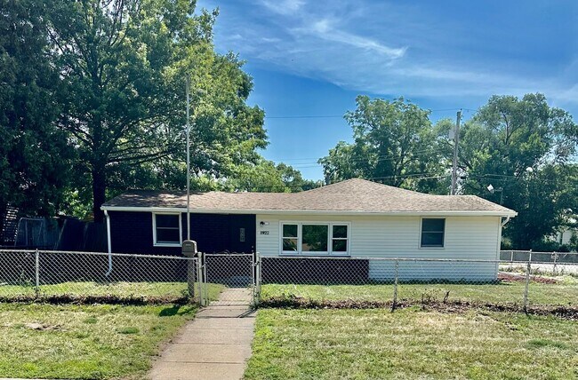 Building Photo - Charming Completely Remodeled Home!