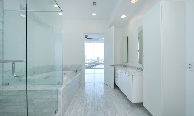 Building Photo - Exquisite Luxury high-rise 2 bedroom, 2bat...