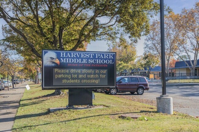 Building Photo - Beautiful Townhome in the Heart of Pleasanton