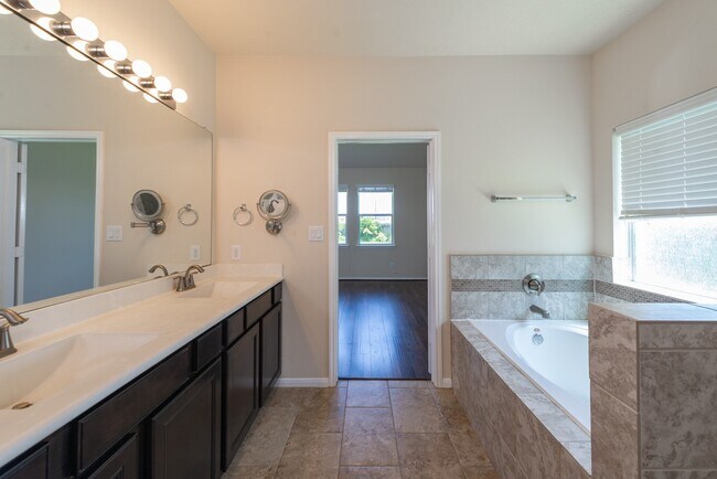 Building Photo - 26302 Fox Ridge Ln