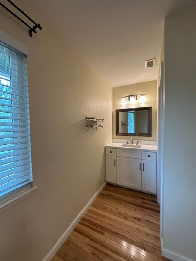 Building Photo - Stunning END-UNIT 3-bedroom condominium located in Agoura Hills