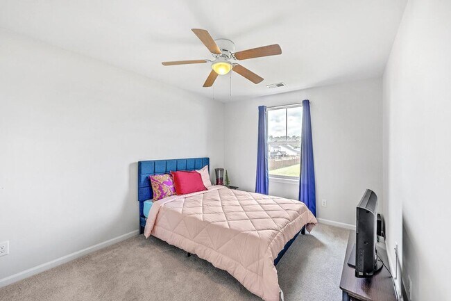 Building Photo - 6 Bedroom, 4.5 Bathroom Home in Cane Bay - Summerville