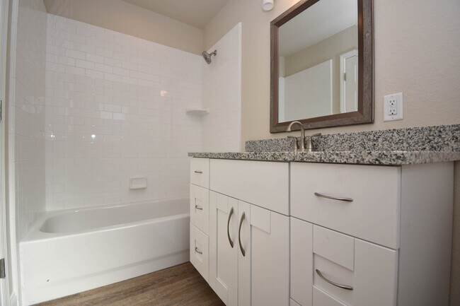 Building Photo - Luxury 3BR/3.5BA Townhome with Garage – Built in 2018