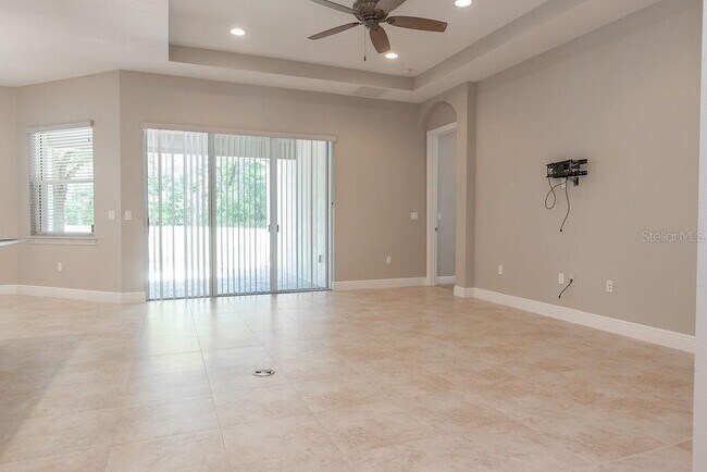 Building Photo - 906 Victoria Hills Dr S