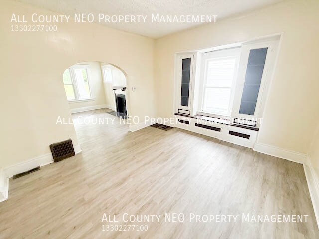 Building Photo - 1161 LaCroix Ave.-