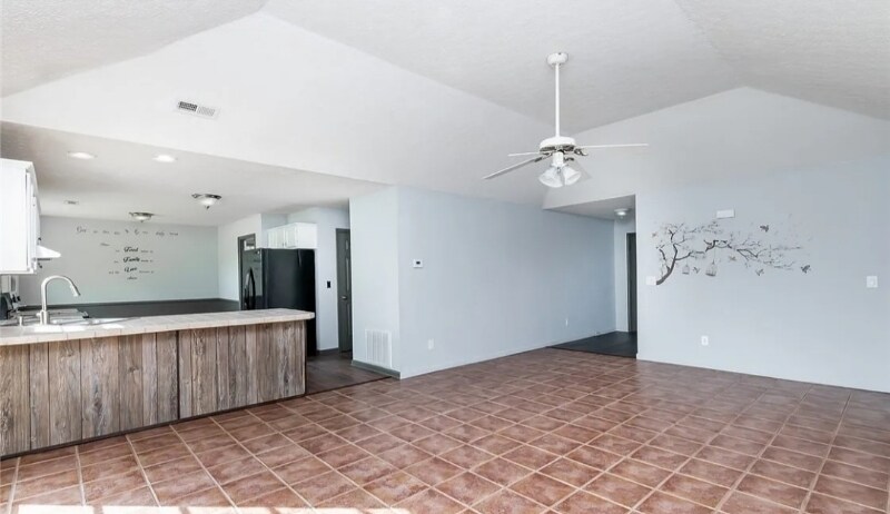 Building Photo - 4105 Lakeside Dr