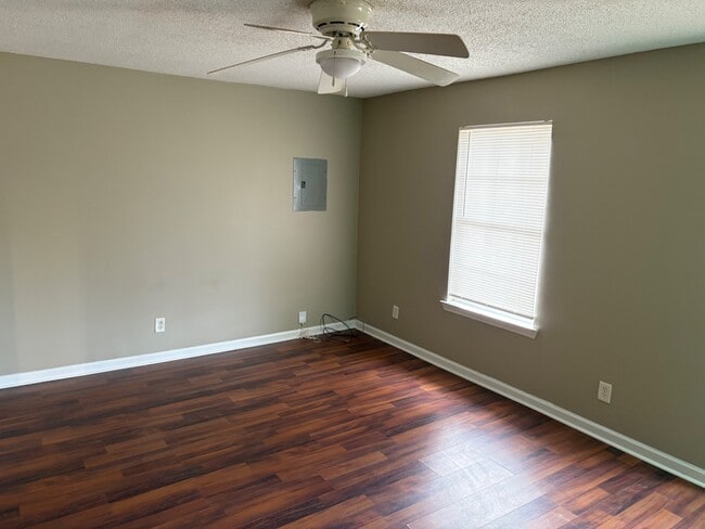 Building Photo - 352 Morton Ave