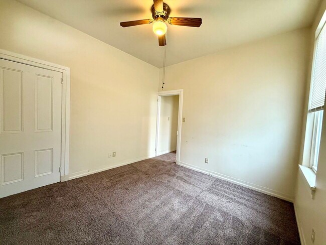 Building Photo - 154 E Main St