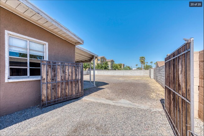 Building Photo - 2430 W Glenrosa Ave
