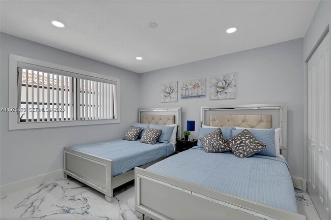 Building Photo - 895 W 39th Pl