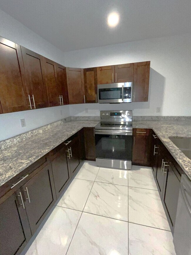 Building Photo - Great Location-Large 2/2/1 + DEN Duplex