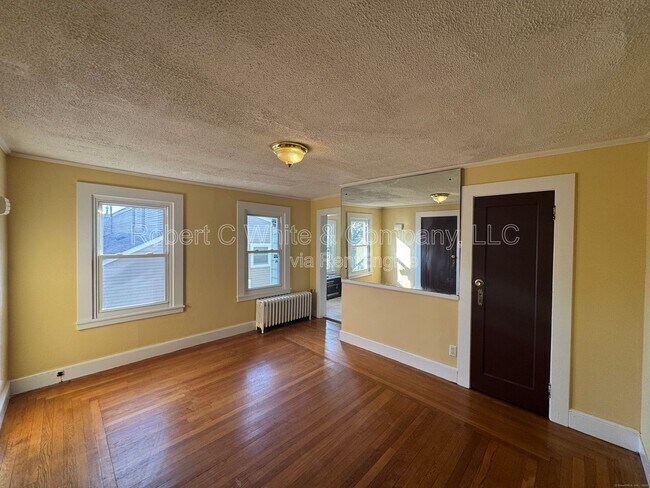 Building Photo - 106 Day St