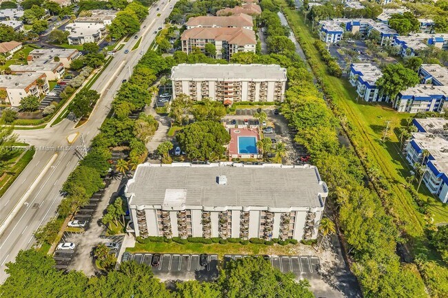 Building Photo - 2701 Riverside Dr