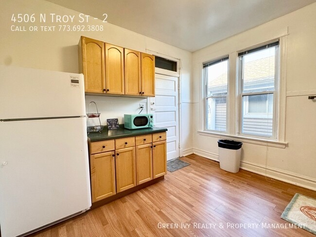 Building Photo - Sunny 2 Bed/1 Bath Steps From Kedzie Brown...