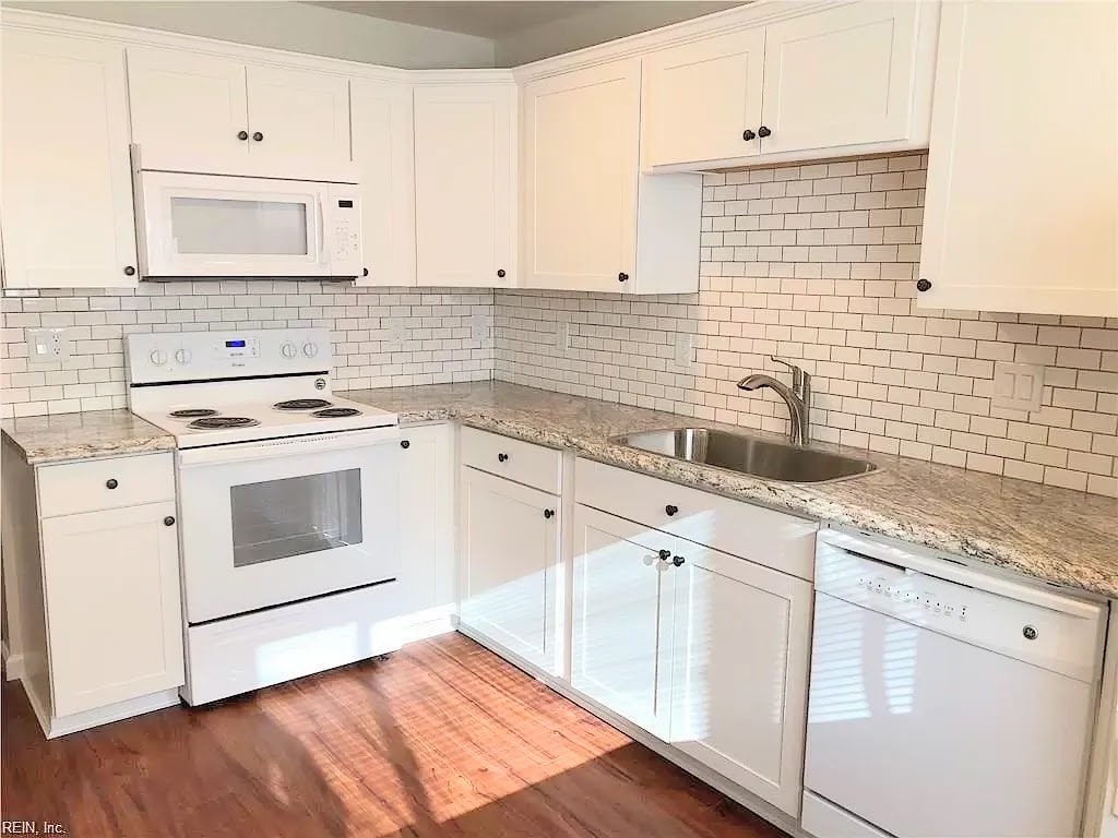 This is *not* an actual picture of the property. This is a picture of an identical unit in the same complex with similar finishes. Actual photos will be uploaded after 4/1/21 when the new carpet is installed. - 1005 Willow Green Dr