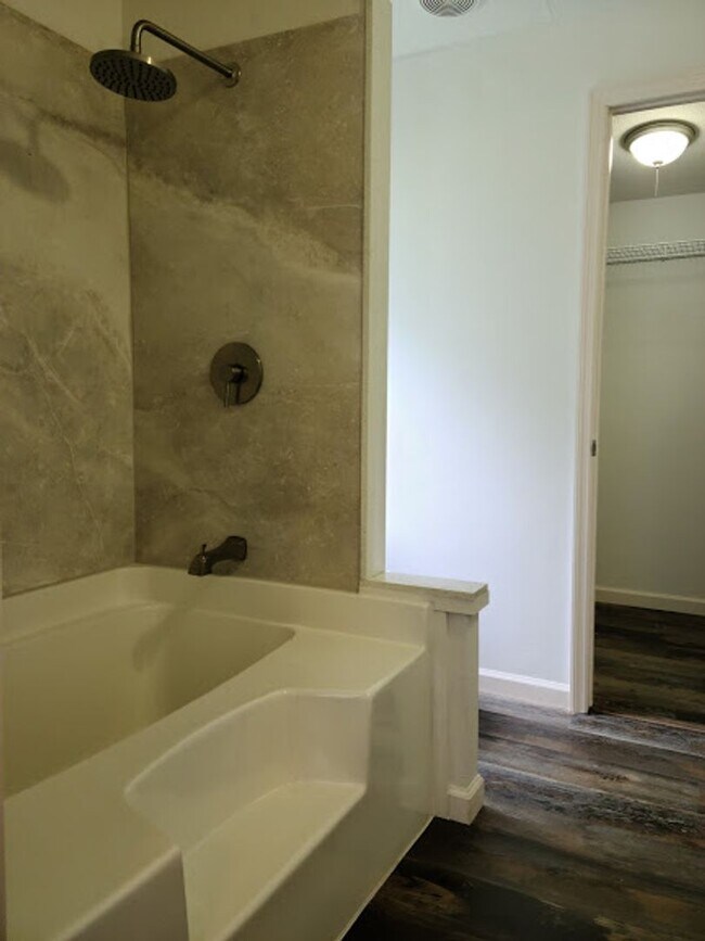 Building Photo - Updated 3 bed 2 bath