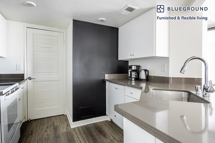 Building Photo - 10983 Bluffside Dr