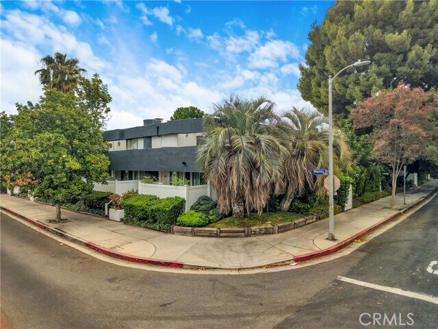 Building Photo - 5142 Zelzah Ave