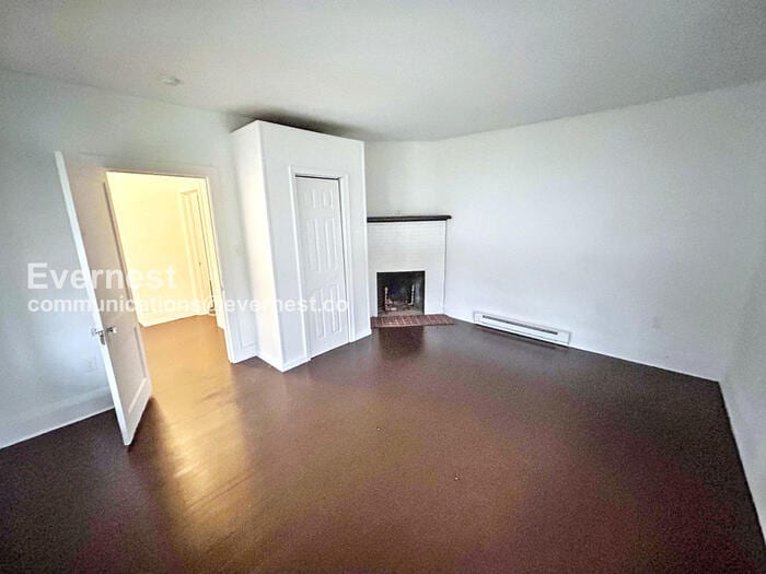 Building Photo - 802 E Broadway