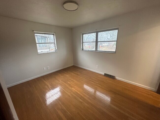 Building Photo - Brinwood Property APT A