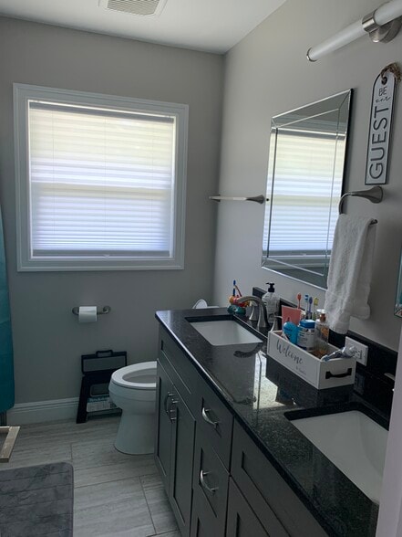 Building Photo - 5330 Bayshore Ave