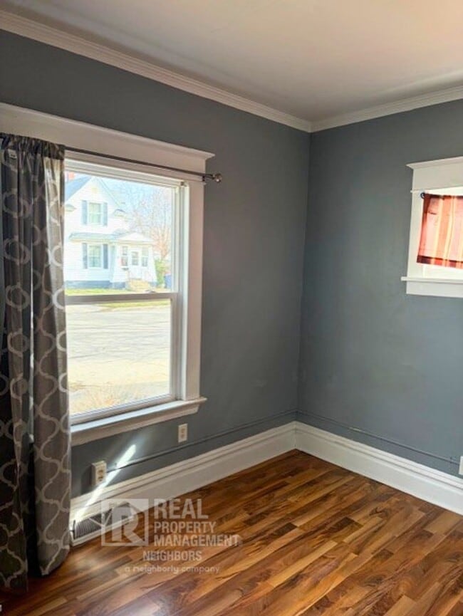 Building Photo - Welcome to Spacious 4 Bedroom, 1 Bathroom Holland Home