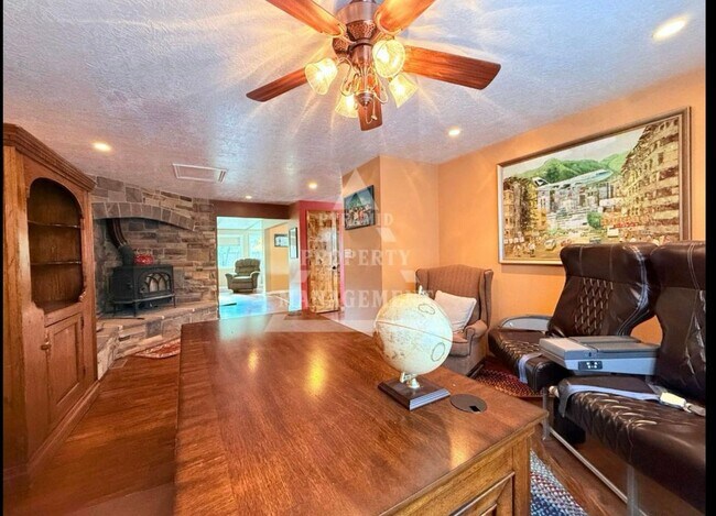 Building Photo - Beautiful Millcreek Home!