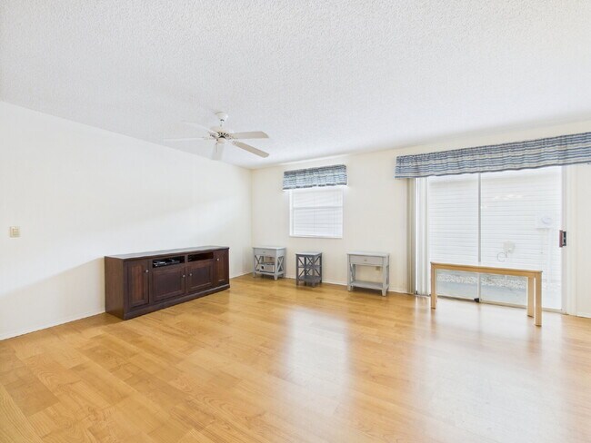 Building Photo - 480 Hildalgo Dr