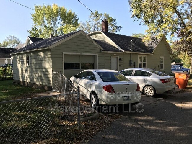 Building Photo - Great 4 Bed 1 Bath close to UWEC!