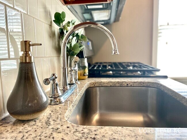 Building Photo - 4423 Roanoke Pkwy